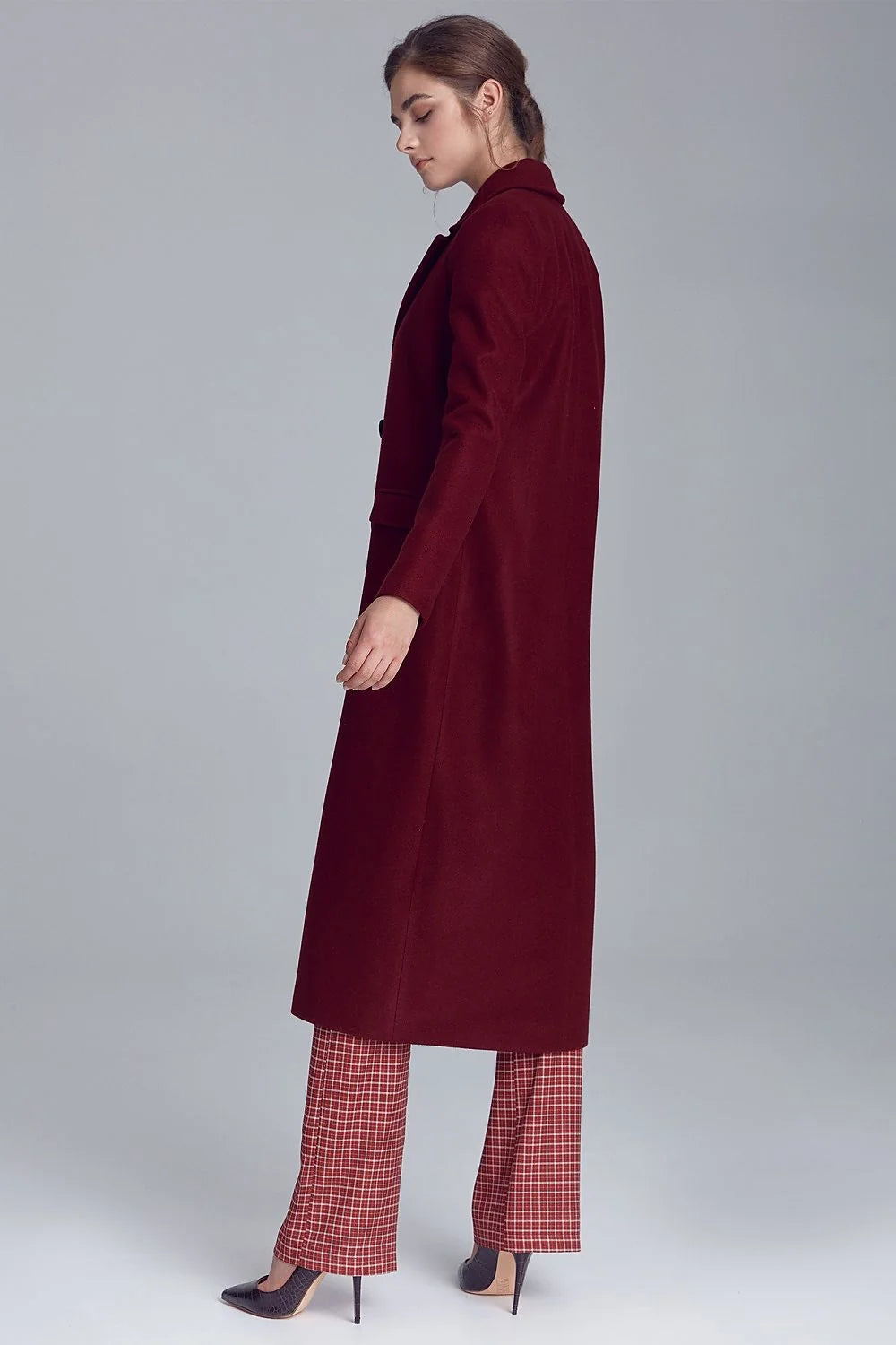 manteau long femme bordeaux laine mélangée coupe ajustée mi mollet double boutonnage col tailleur poches rabat épaules structurées élégant intemporel