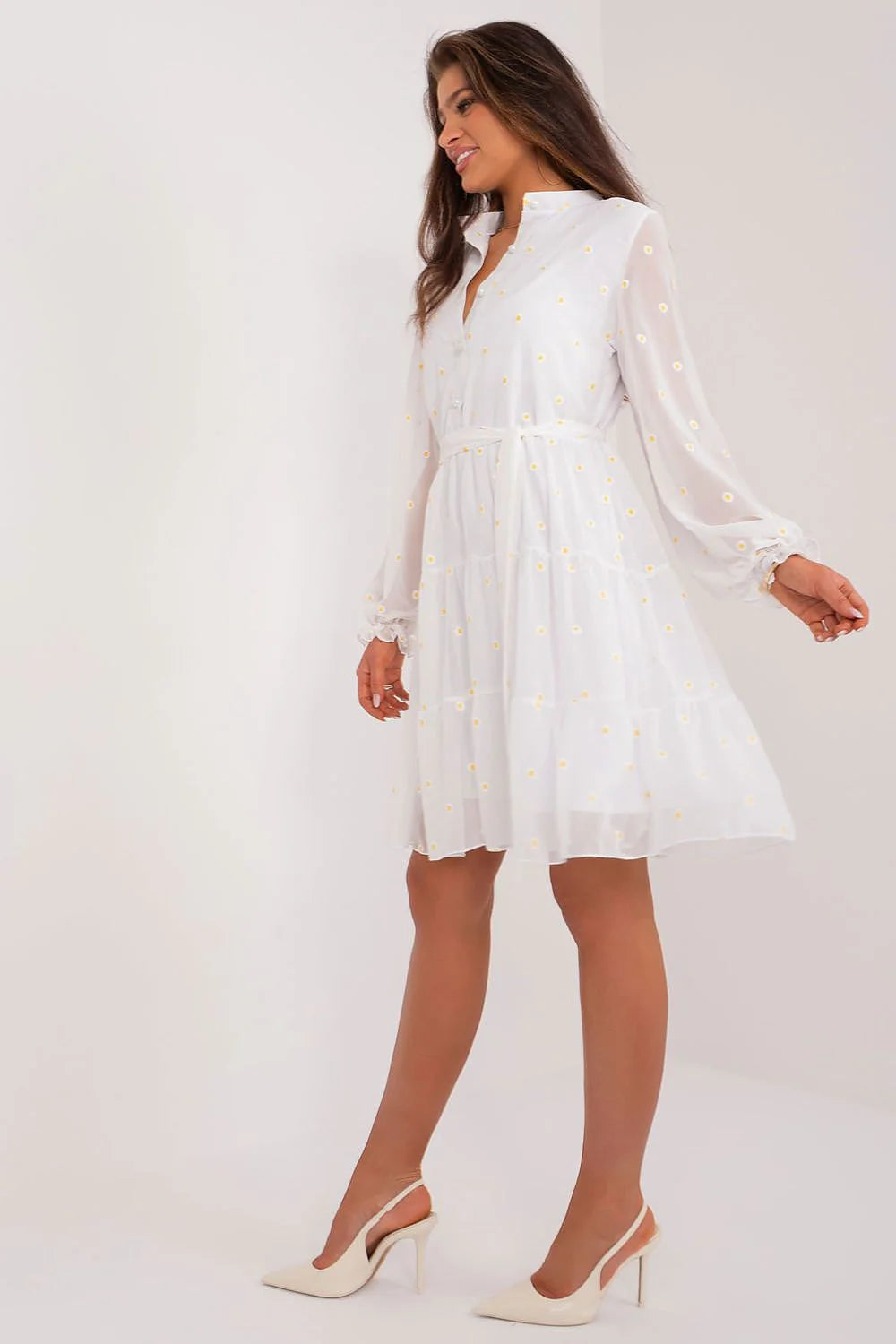 robe cocktail féminine blanche imprimée marguerites jaunes manches longues bouffantes taille cintrée jupe volants étagée voile chiffon doublure
