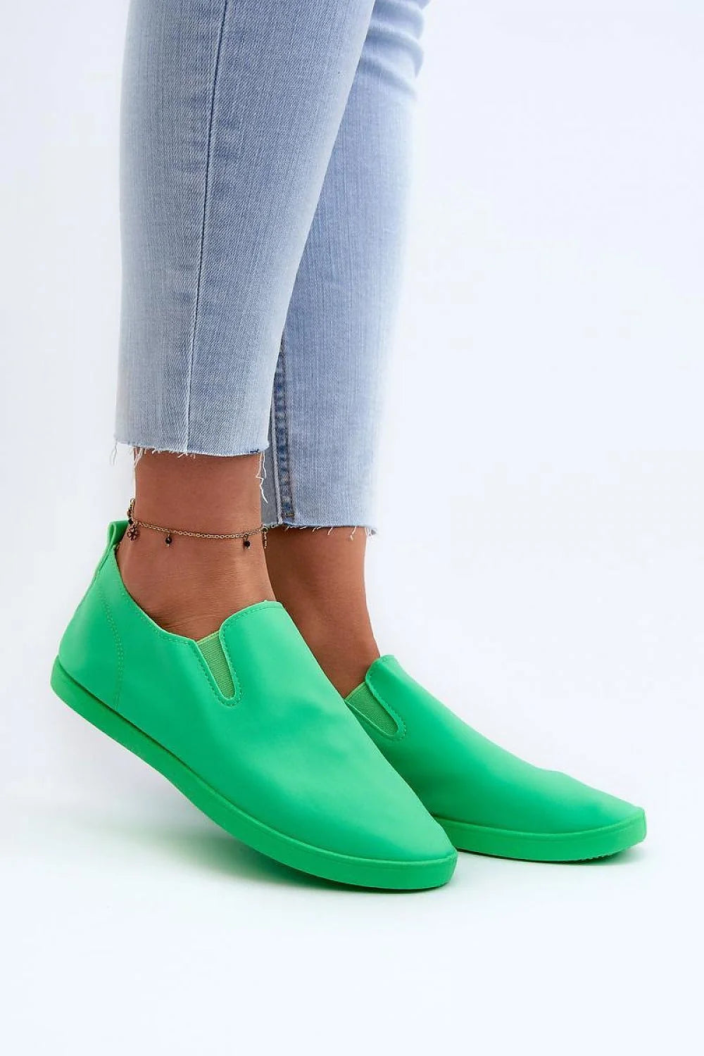 Baskets femme style moderne slip-on couleur verte vives confortables tige basse élastiques semelle caoutchouc urbaine casual look décontracté