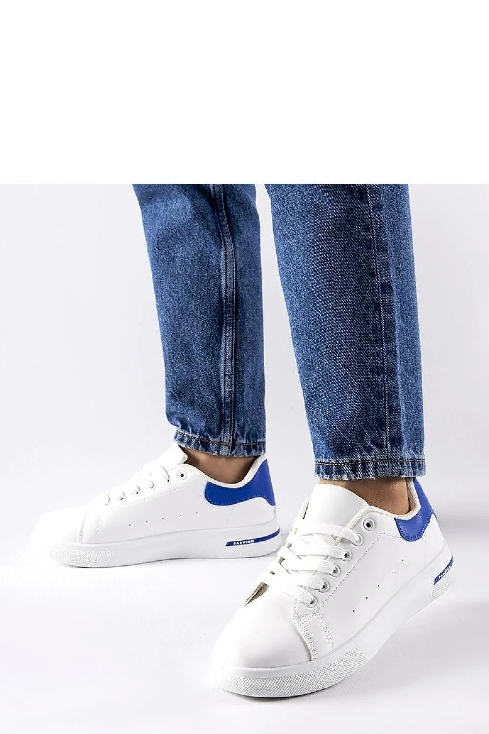 Sneakers femmes design moderne couleur blanc et bleu marine tige cuir semelle épaisse lacets blancs