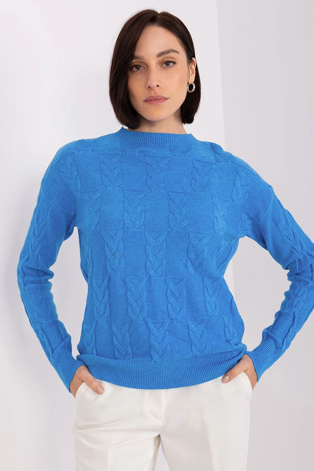 Pull pour femme design contemporain maille bleu vif motif torsadé manches longues col rond ajusté