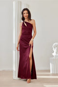 robe longue satinée asymétrique bordeaux bretelle diagonale encolure goutte fente haute jupe évasée taille marquée drapé fluide sophistiquée élégante