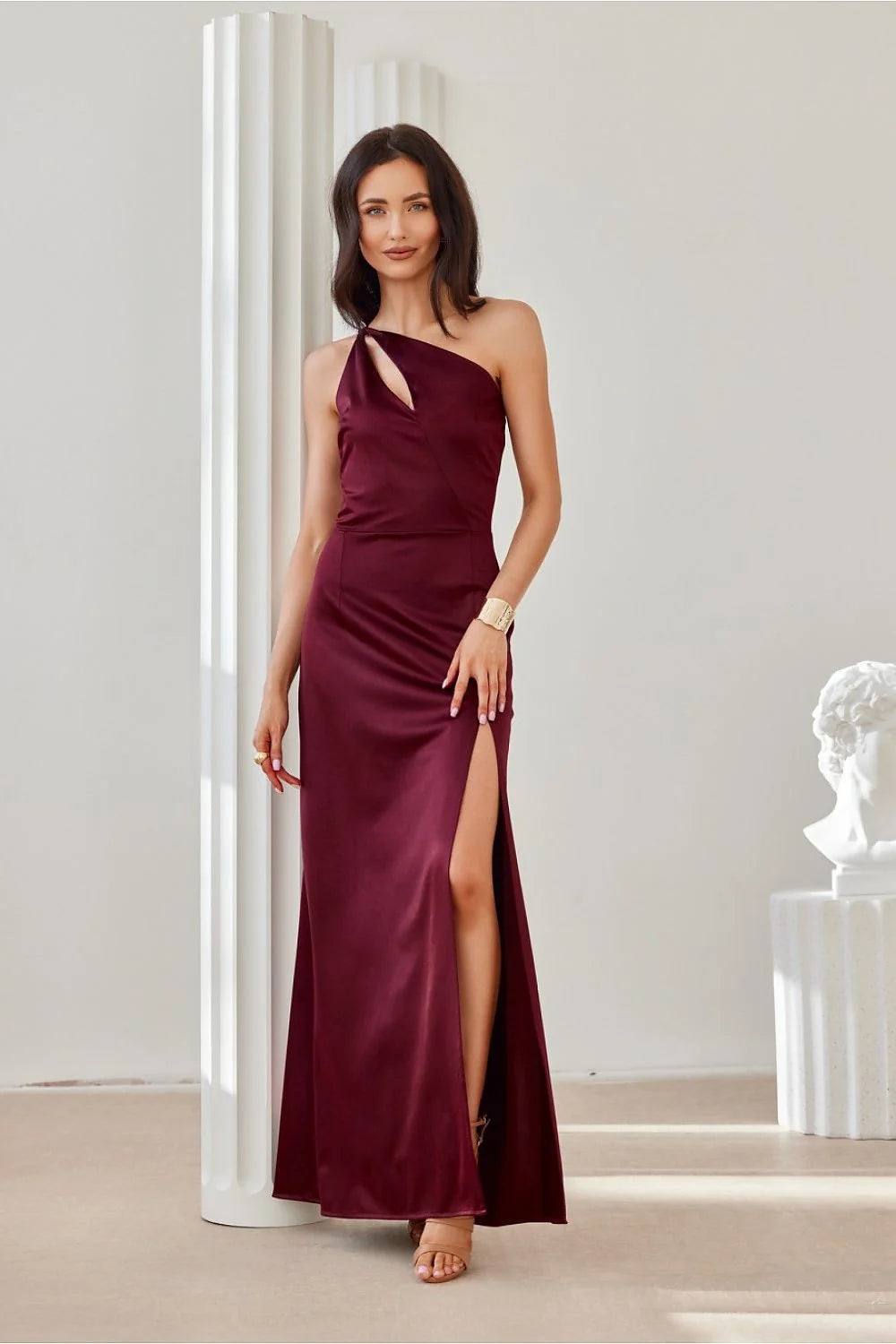 robe longue satinée asymétrique bordeaux bretelle diagonale encolure goutte fente haute jupe évasée taille marquée drapé fluide sophistiquée élégante
