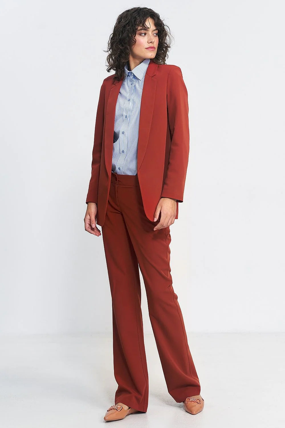 Blazer femme Nife élégant moderne coupe ajustée épaules structurées manches longues tissu polyester viscose style professionnel occasion habillée