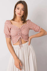 Top coton élasthanne rosé pâle coupe ajustée V col cœur manches bouffantes style bohème chic décontractées finition bordure