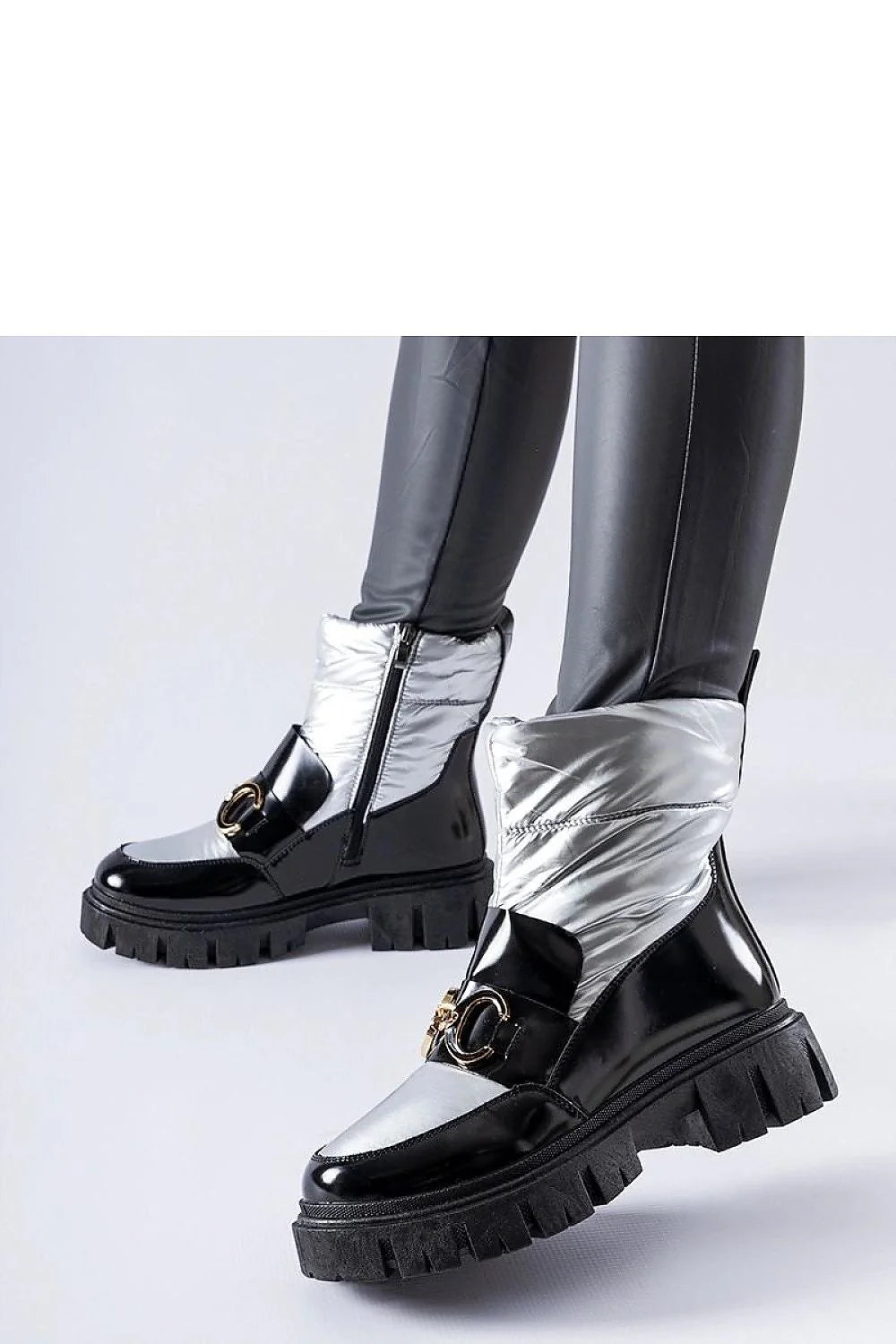 Bottes de neige Solea modernes audacieuses femmes cuir verni noir métallisé argenté boucle dorée semelle caoutchouc crantée fonctionnelles élégantes
