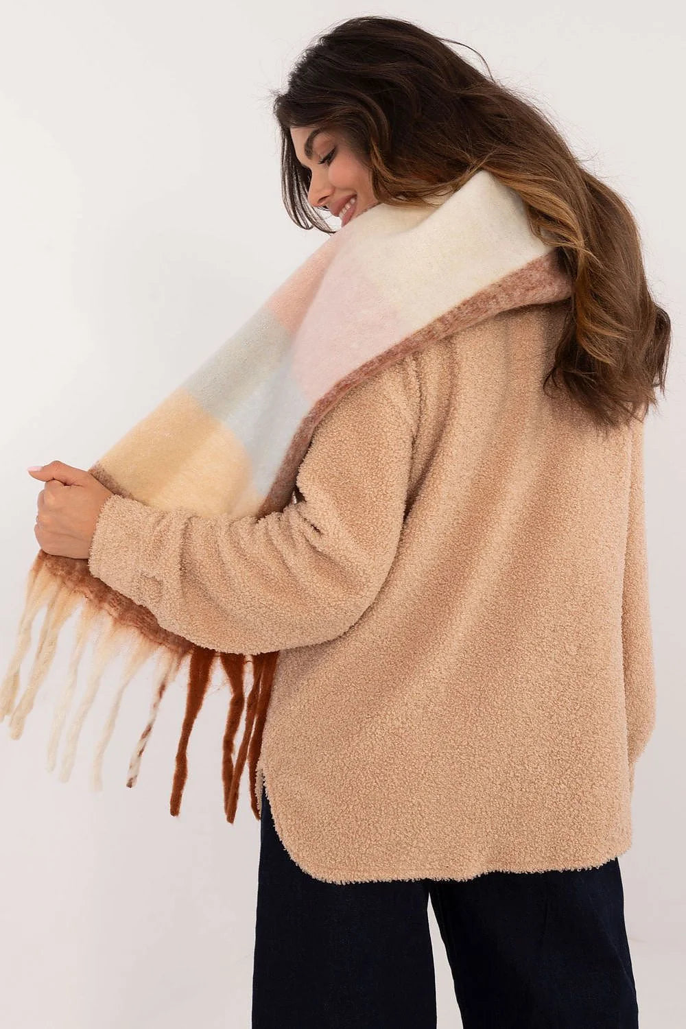 Écharpe et manteau hivernal pour femme, style élégant et cosy, couleur pastel et beige, longueur généreuse, franges et boutons en métal