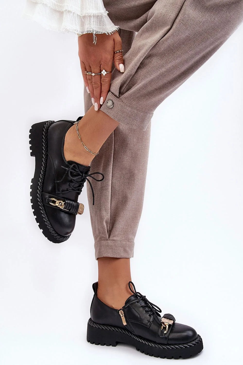 Chaussures basses pour femmes en cuir noir design moderne élégant talon plat semelle épaisse doré métal lacing derbies occasion versatile