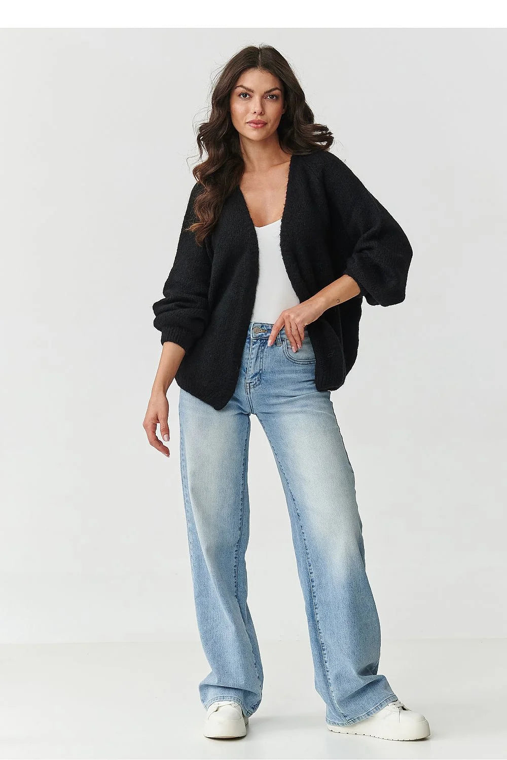 cardigan femme court oversize noir maille douce duveteuse mohair laine acrylique léger col V manches bouffantes poignets côtelés boutons absents