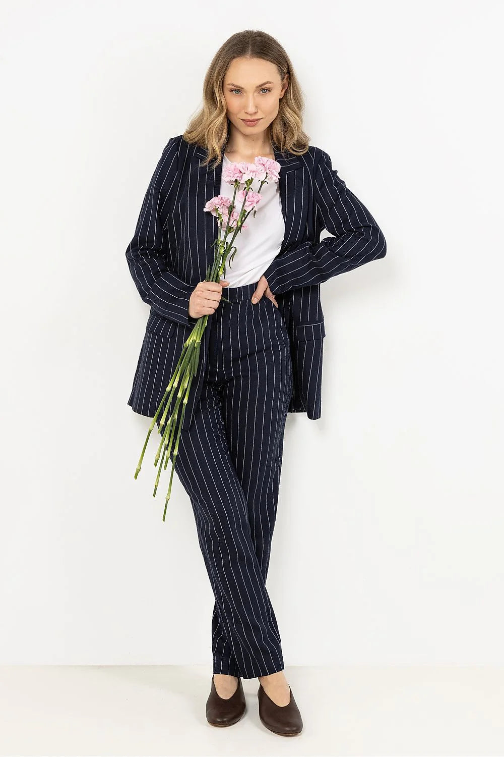 Pantalon femme awama en lin rayé bleu marine blanche coupe fuselée élégant confort tout-terrain style moderne