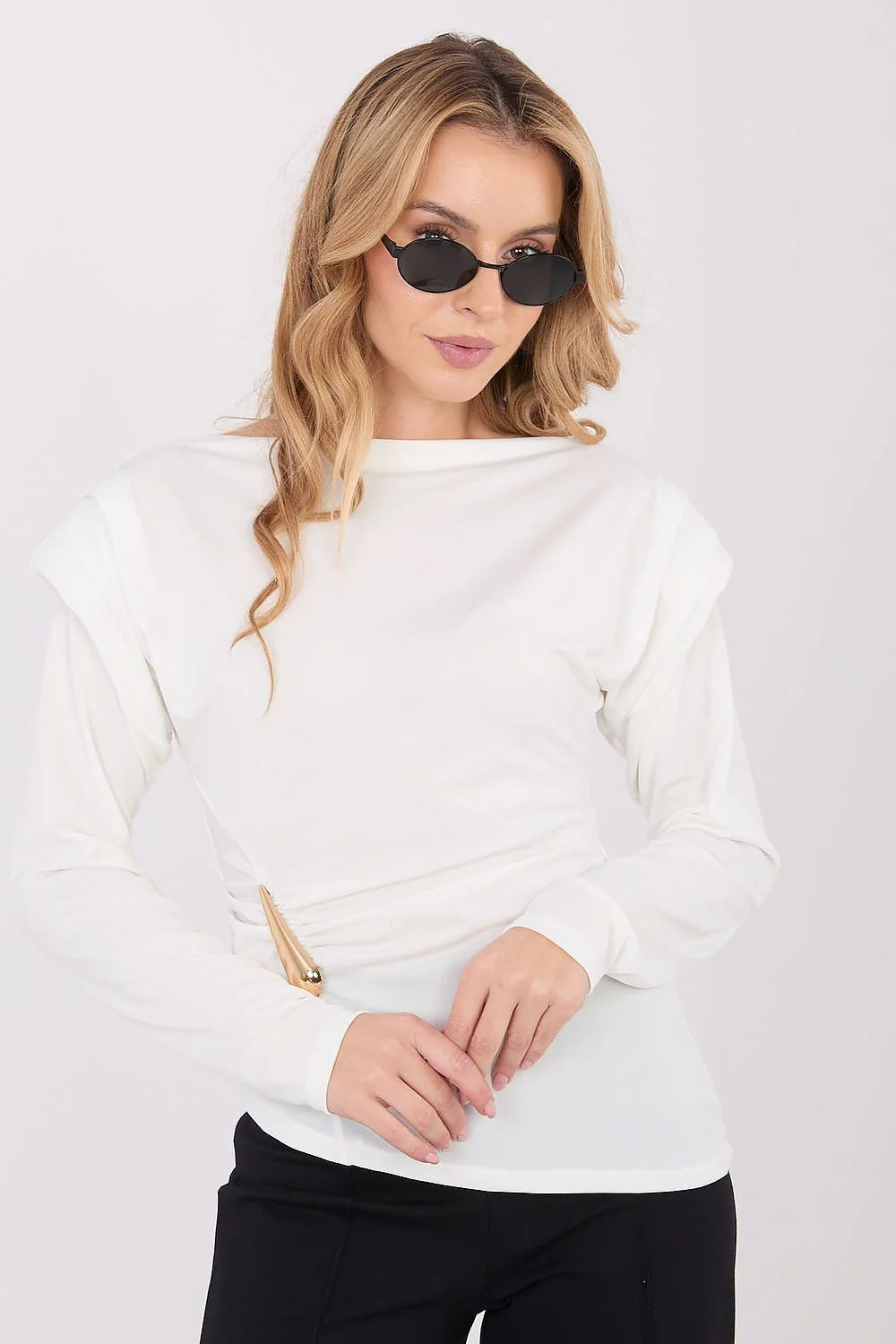 chemisier femme manches longues col bateau blanc cassé épaules structurées coupe ajustée maille jersey extensible minimaliste bijou doré