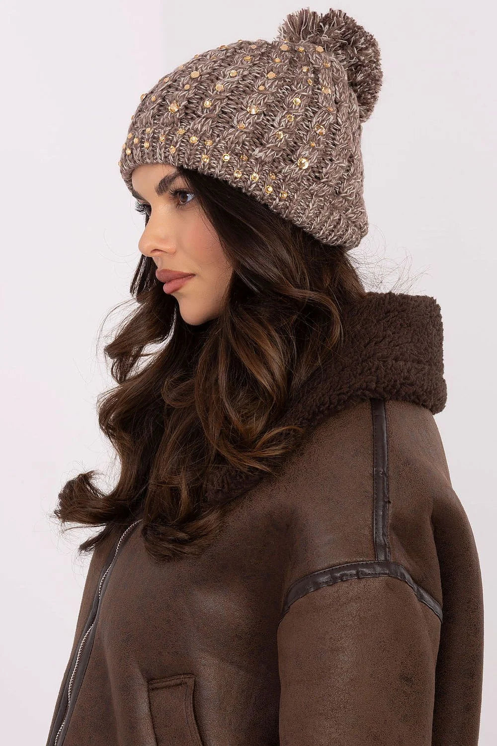 Bonnet tricoté élégant pour femmes, laine douce, design maille apparente, ornements dorés, couleur taupe, pompon moelleux, fermeture élastique, style casual, automne hiver