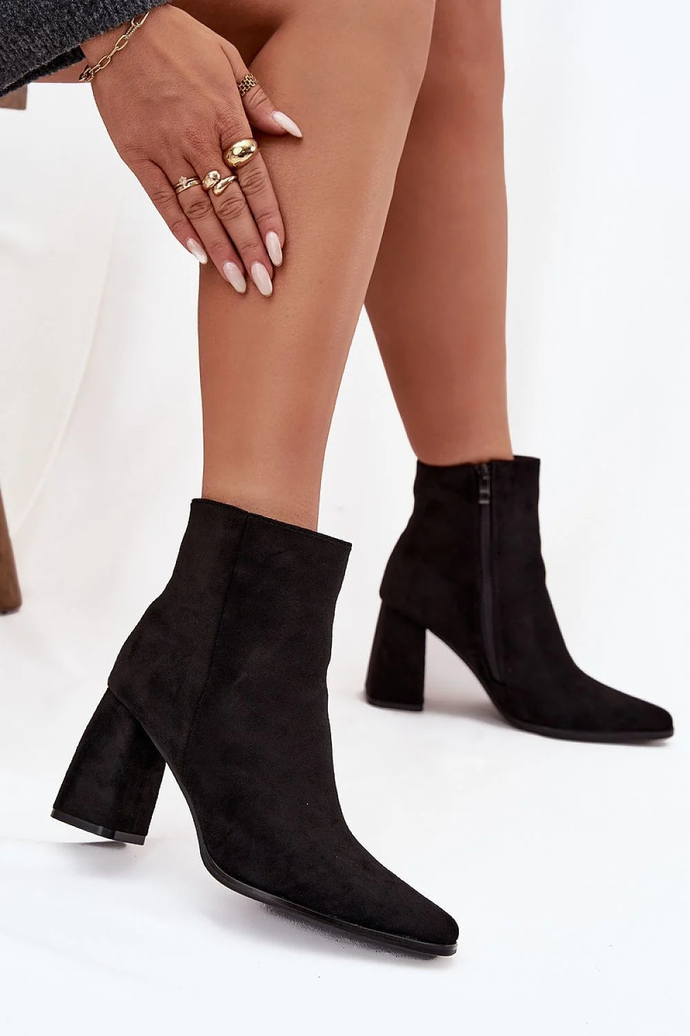 bottines femme suédine écologique noir cheville bout amande silhouette effilée talon bloc stable huit centimètres fermeture éclair latérale confort polyvalente