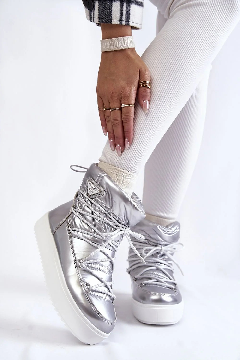 Bottes de neige Step in style pour femmes, style moderne urbain, matelassé bleu pastel, semelle épaisse caoutchouc, doublure fourrure, lacets noirs, finitions élégantes, confort thermique, protection froid, idéales urbains