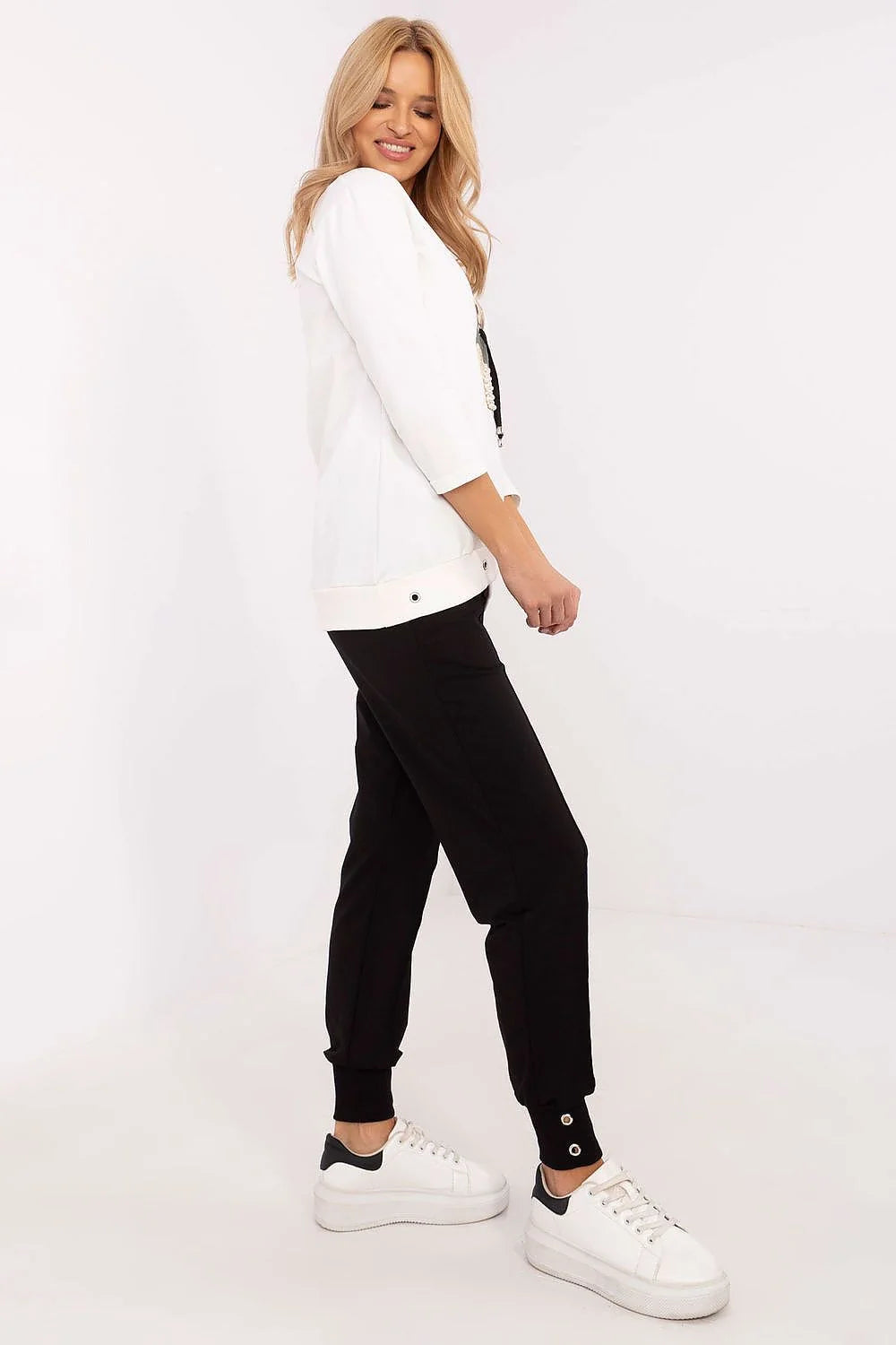 ensemble casual femme sweatshirt blanc ourson relief manches longues ample boutons pressions pantalon jogger noir fuselé chevilles élastiquées