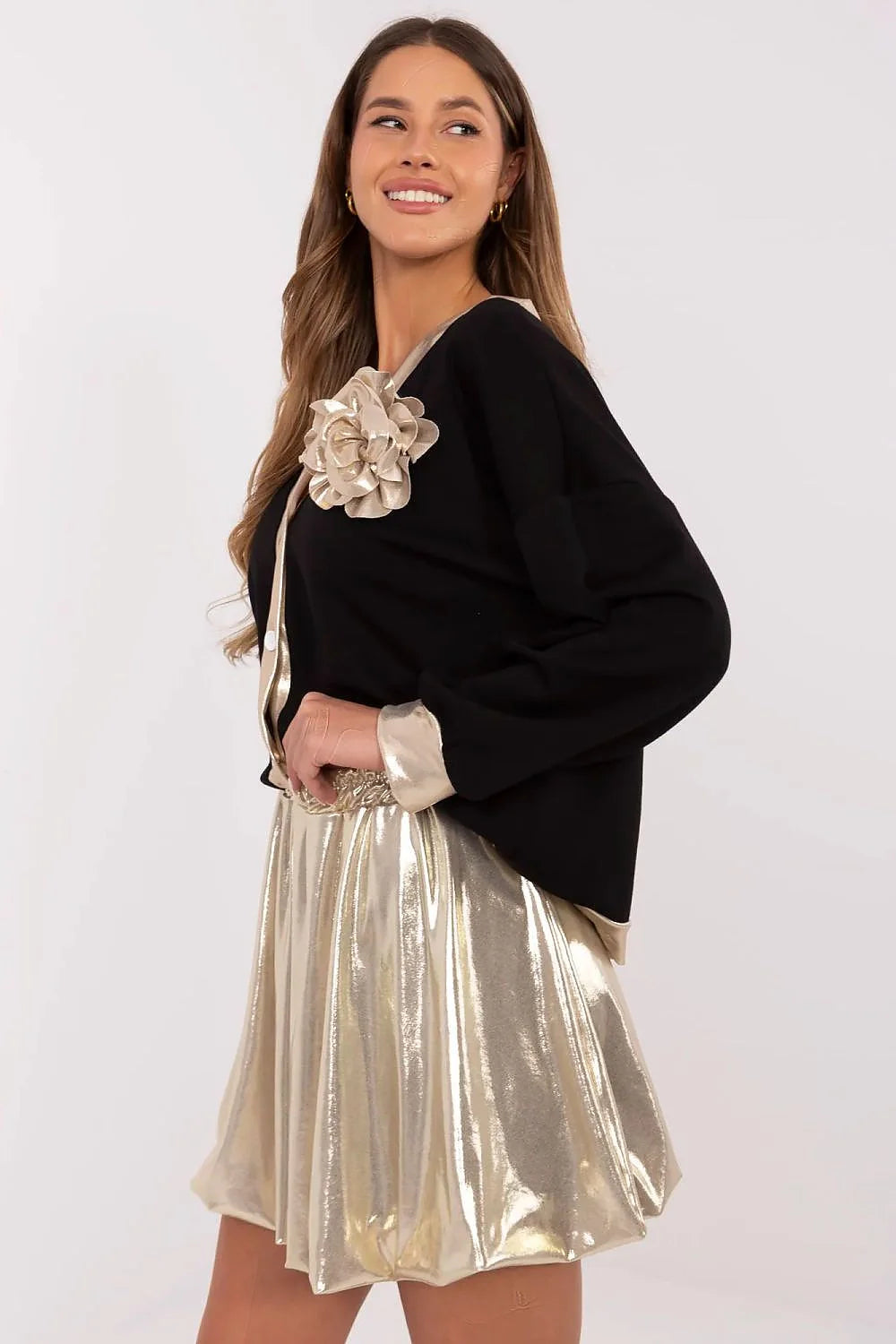 Robe moderne élégante pour femmes couleur noire et dorée en polyester manches longues encolure V fleur dorée jupe plissée occasion spéciale