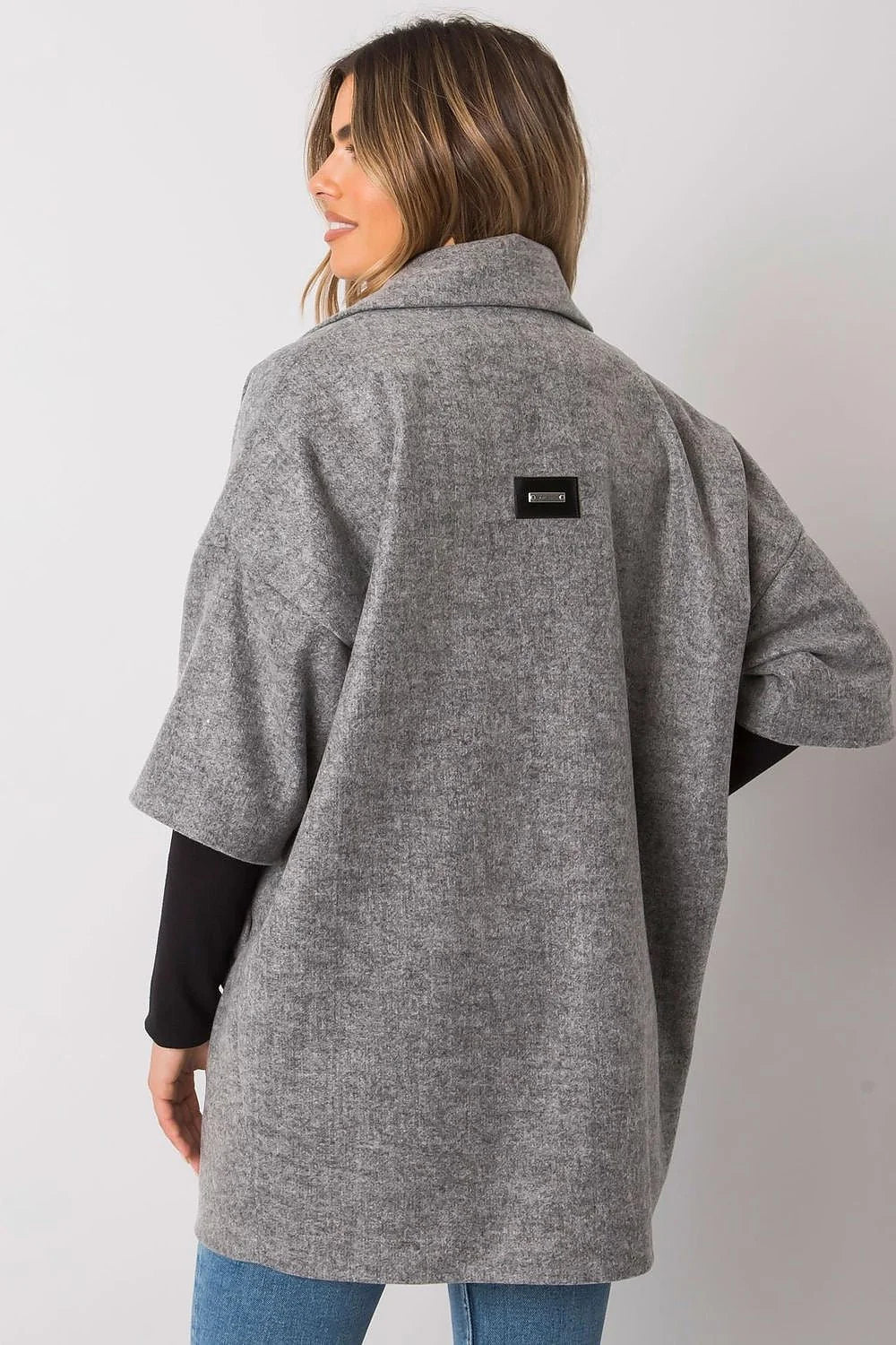 Manteau polyester noir oversize col droit manches longues poches latérales bouton métallique femme ample