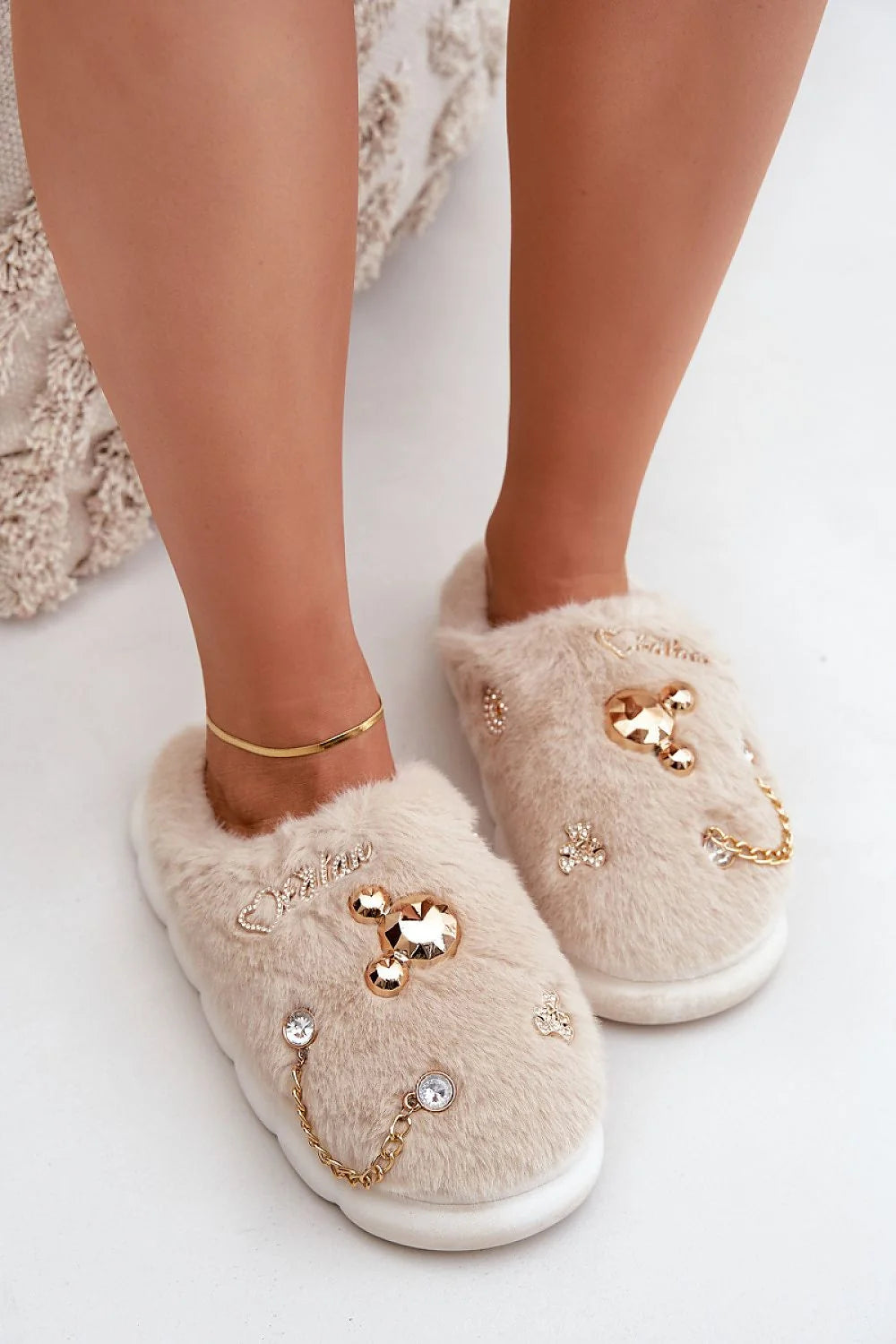 pantoufles femmes élégantes fourrure fausse beige doré casualchic mule intérieur semelle épaisse blanche amortissante perles pampilles strass chaîne