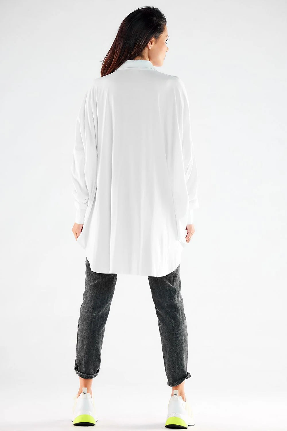 chemise femme oversize manches longues tissu fluide blanc pur coupe ample col structuré poignets larges dissimulés