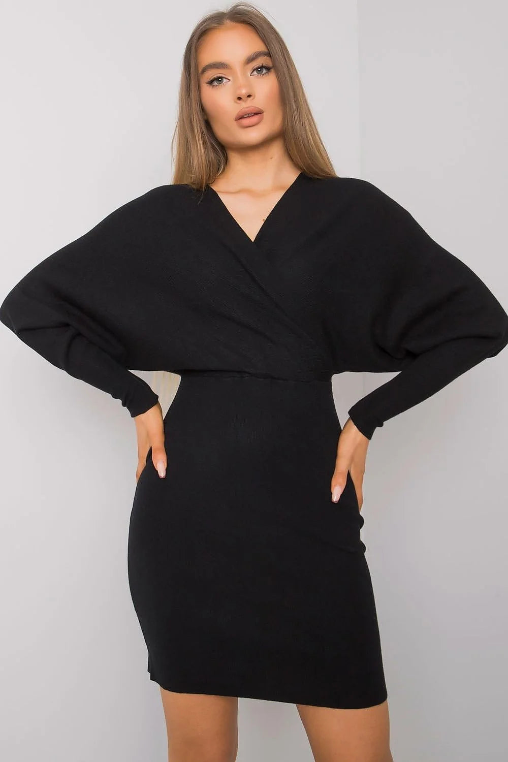 Robe tricot noir élégante manches longues ajustée silhouette féminine confort style quotidien femme