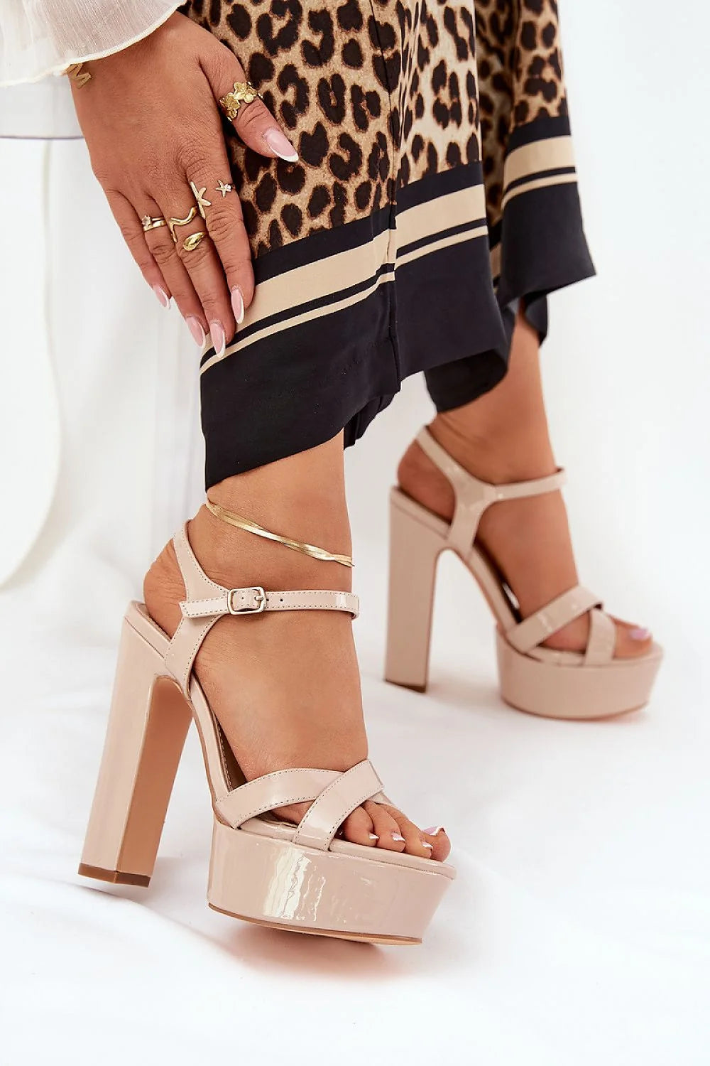 Sandales à talons Step in style - Design audacieux et moderne pour femme en cuir artificiel, beige nude, plateau et talon haut, idéal pour soirées et occasions spéciales