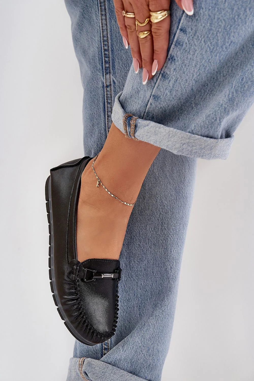Mocassins pour femmes style classique cuir noir bout arrondi semelle caoutchouc détails métalliques confort toute la journée