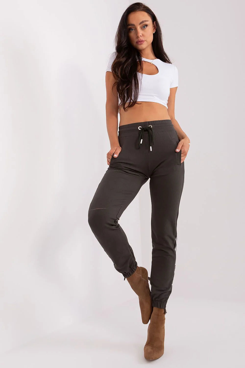 Tenue survêtement Relevance pour femme, haut court blanc, pantalon jogging gris foncé, coupe ajustée, style moderne, confort optimal, look décontracté