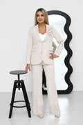 tailleur femme blazer ajusté bouton col cranté épaule fleur relief pantalon taille haute jambe large crêpe beige poudré fluide