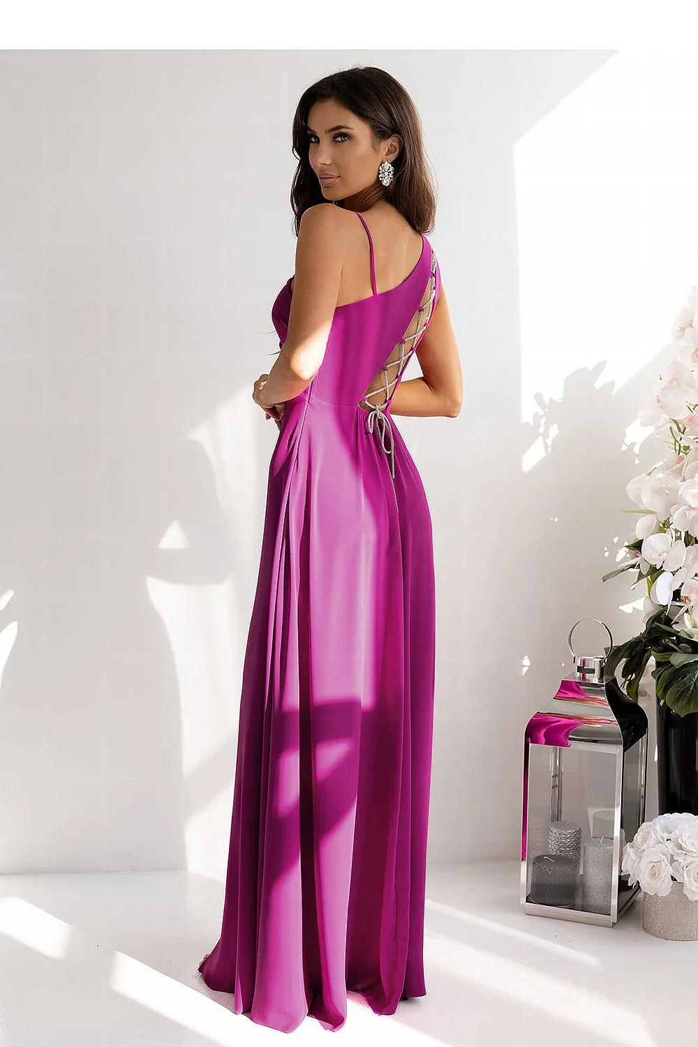 Robe longue élégante avec bretelles asymétriques fente dos satin violet vif occasion formelle femmes