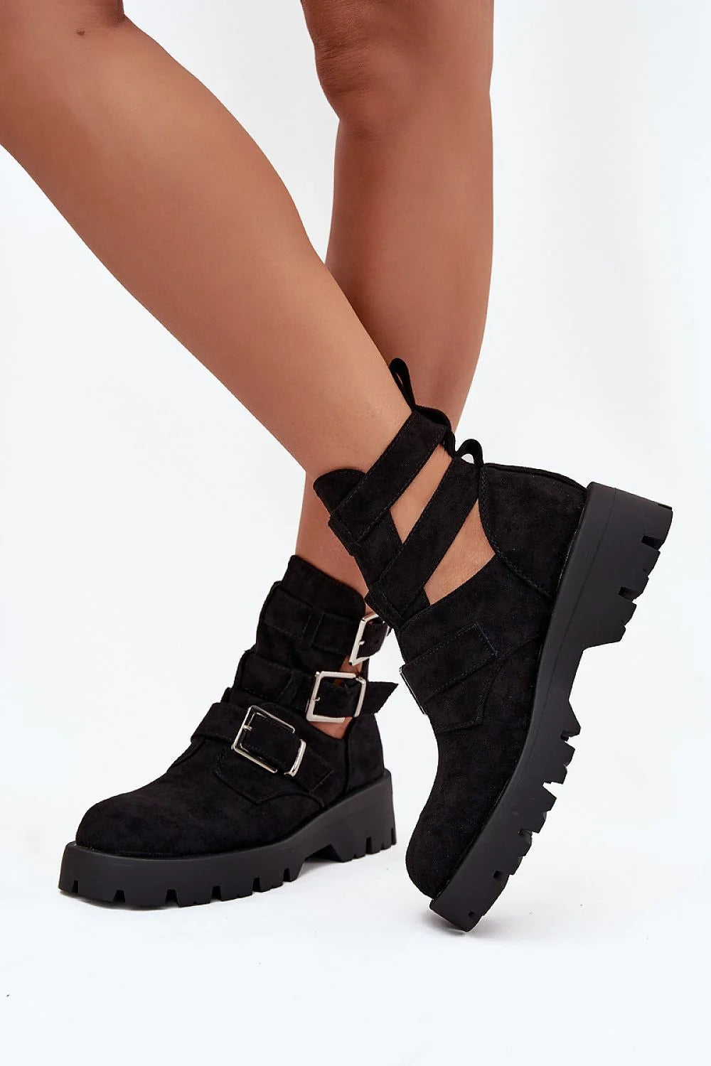 bottines femme chelsea biker daim noir bout rond semelle plateforme crantée caoutchouc brides sangles boucles argentées réglables confortables mode
