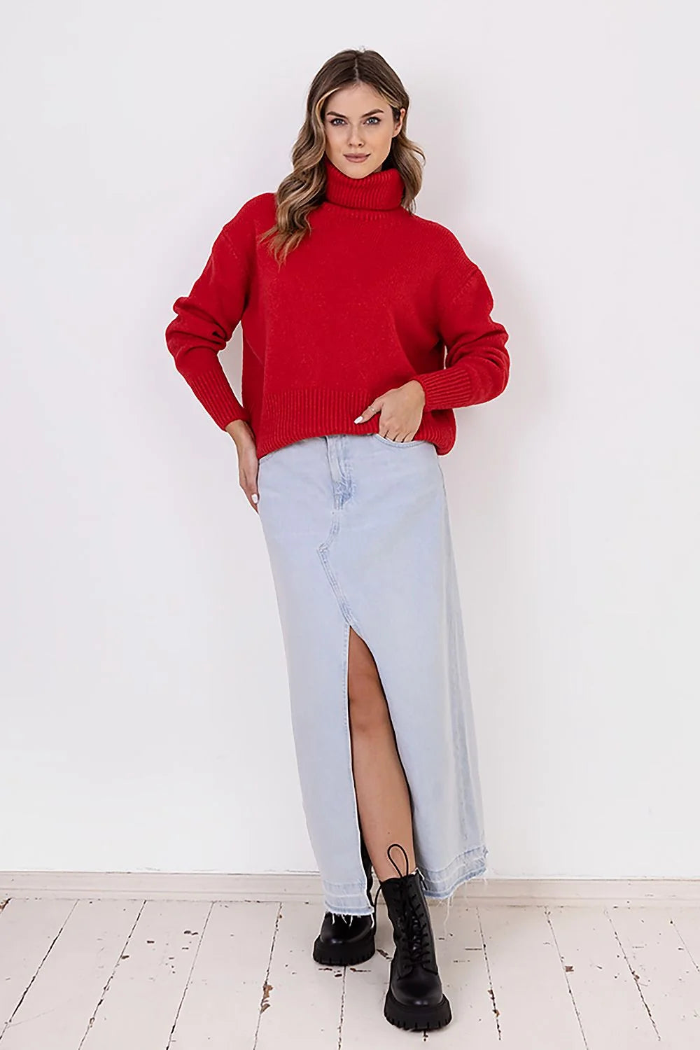 Pull col roulé rouge ample en tricot associé à jupe en denim bleu clair longue fente frontale pour femme