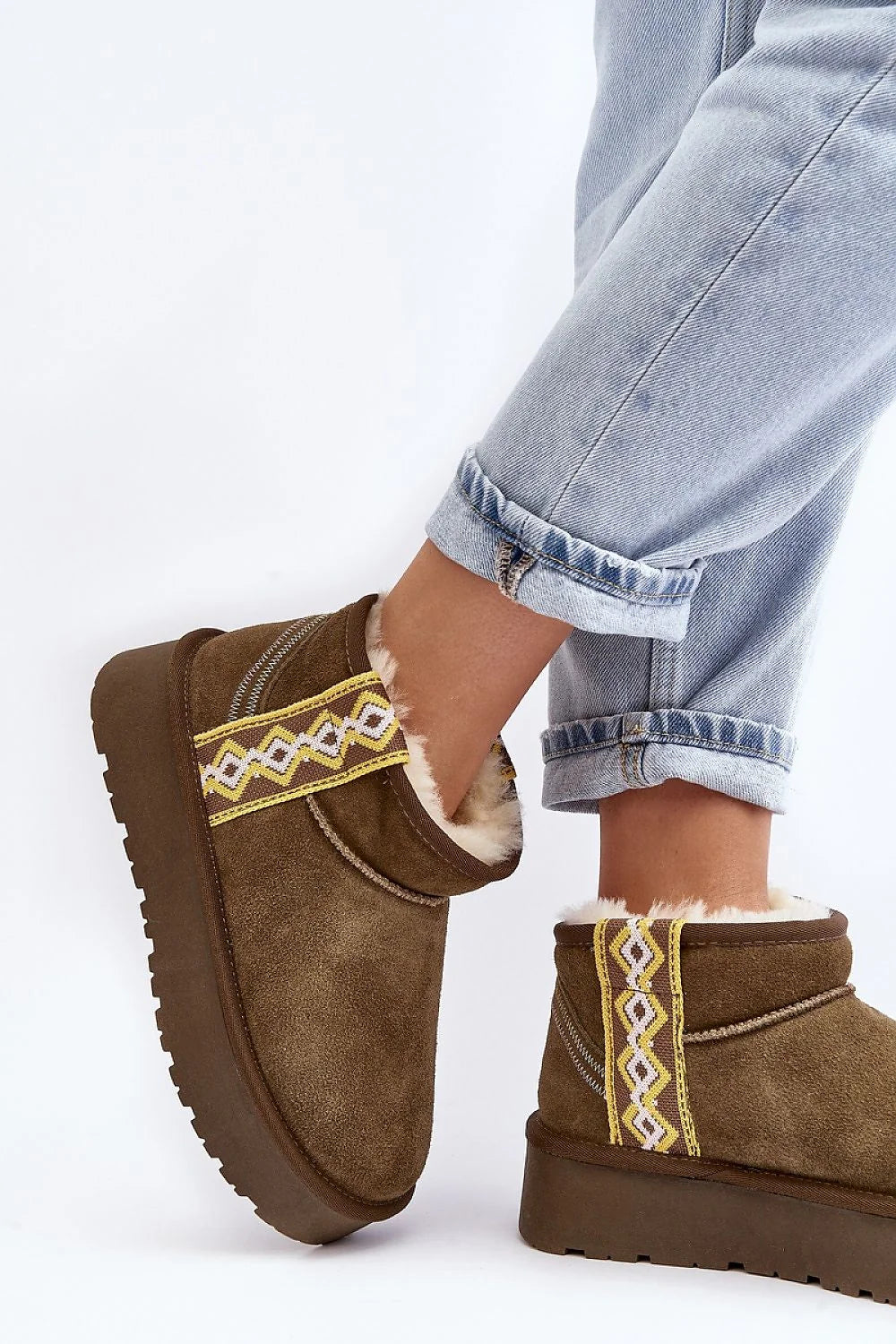 bottes neige femme suède marron foncé fourrure crème visible plateforme épaisse crantée antidérapante sans lacets arrondi jacquard