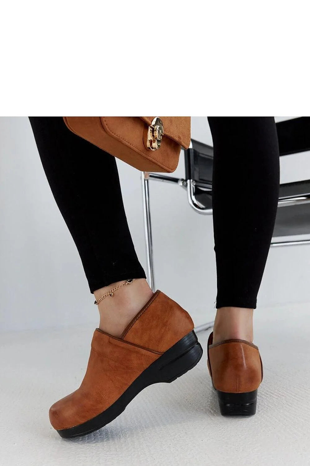 Chaussures basses pour femmes design moderne couleur marron cuir synthétique plateforme confortable silhouette arrondie style casual