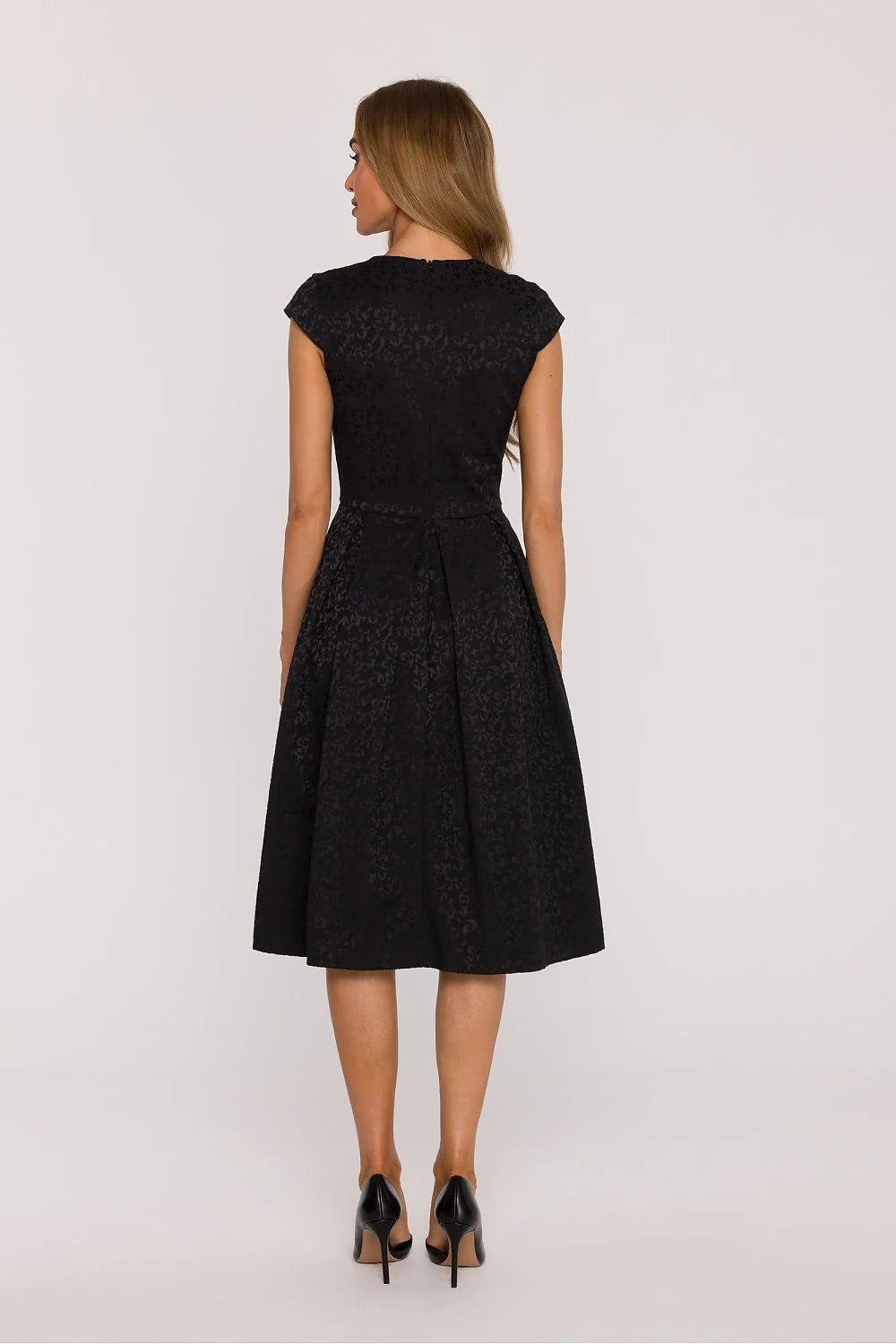 robe soirée midi noire jacquard floral texturée structurée cintrée taille marquée manches papillon courtes décolleté V plissée