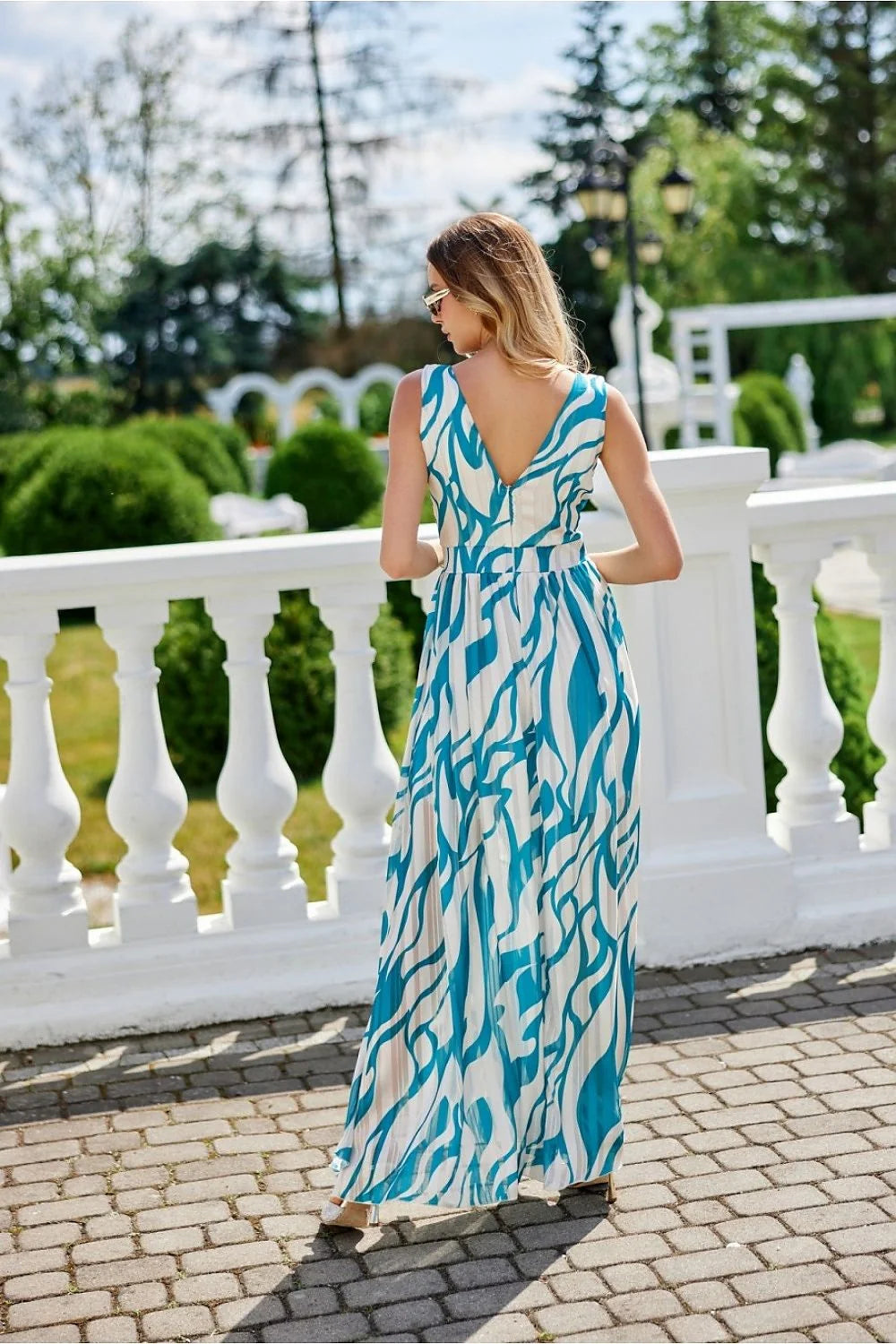 Robe de jour Roco Fashion style_wrap V-neckline manches_sans taille_fittée jupe_A_line motif_abstrait bleu_et Blanc occasion_summer_feminine