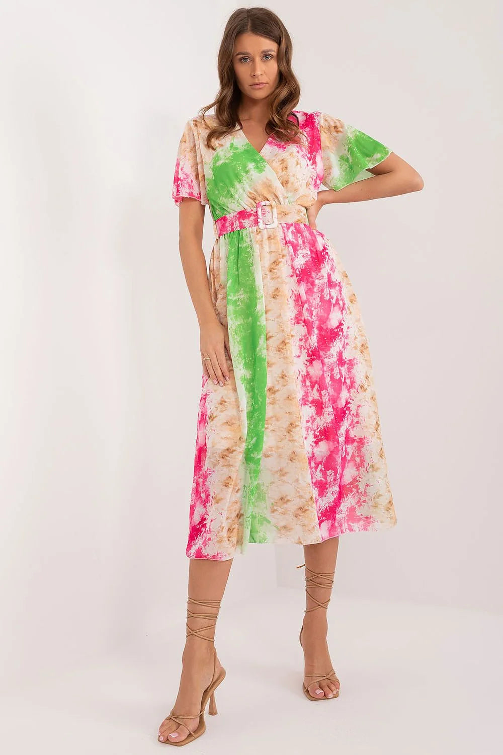 Robe d'été femme motif tie-dye couleurs vives longueur midi décolleté en V manches courtes ceinture ajustable tissu léger confort style décontracté polyvalent look estival mode