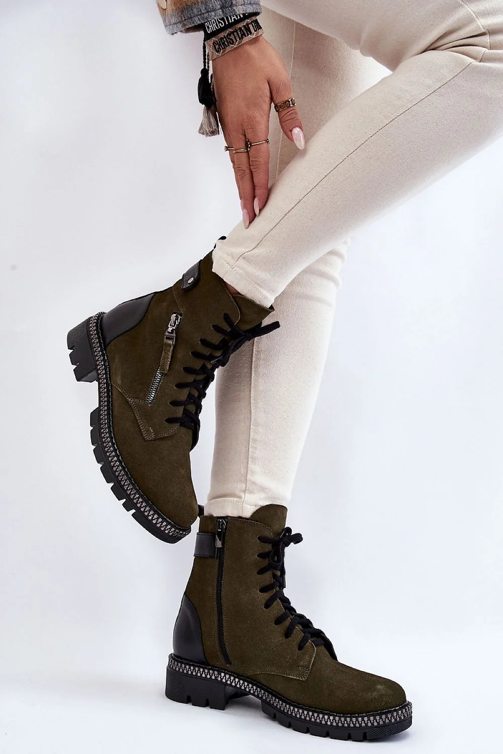 Bottes femme style urbain moderne cuir suédé kaki noir talon plat semelle antidérapante lacing personnalisable