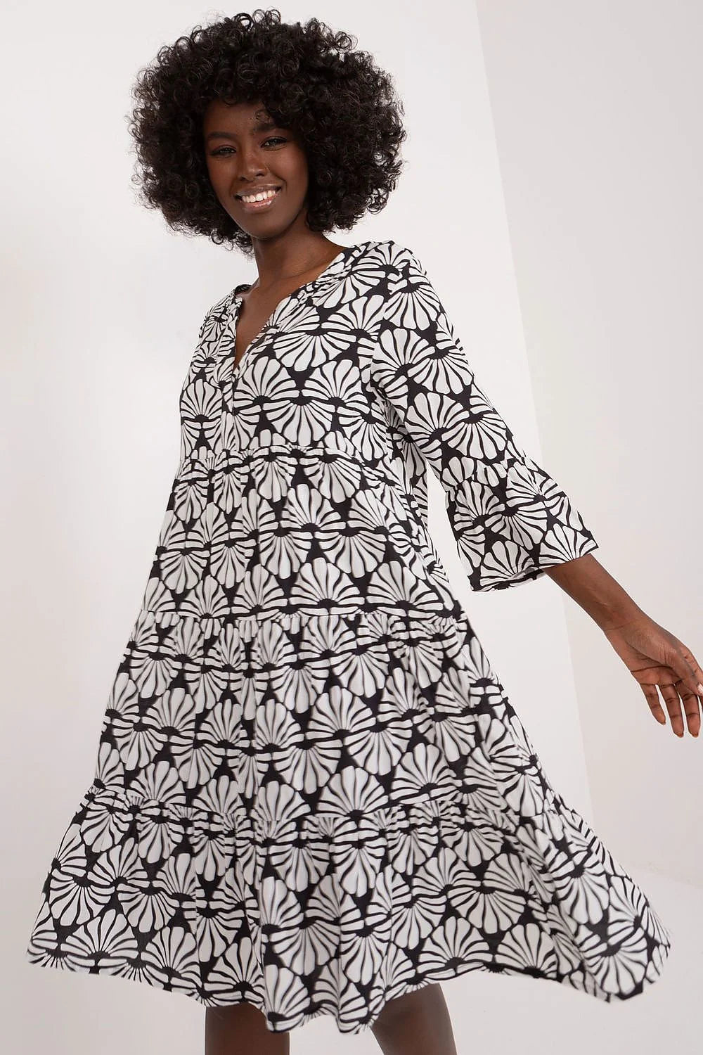 Robe graphique moderne femme noir et blanc motifs géométriques été silhouette trapèze manches trois-quarts V-neck