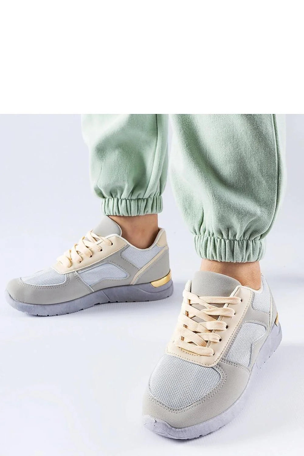 Baskets mode femmes design moderne style casual chic cuir synthétique tissu maillé semelle caoutchouc gris beige doré lacets personnalisables