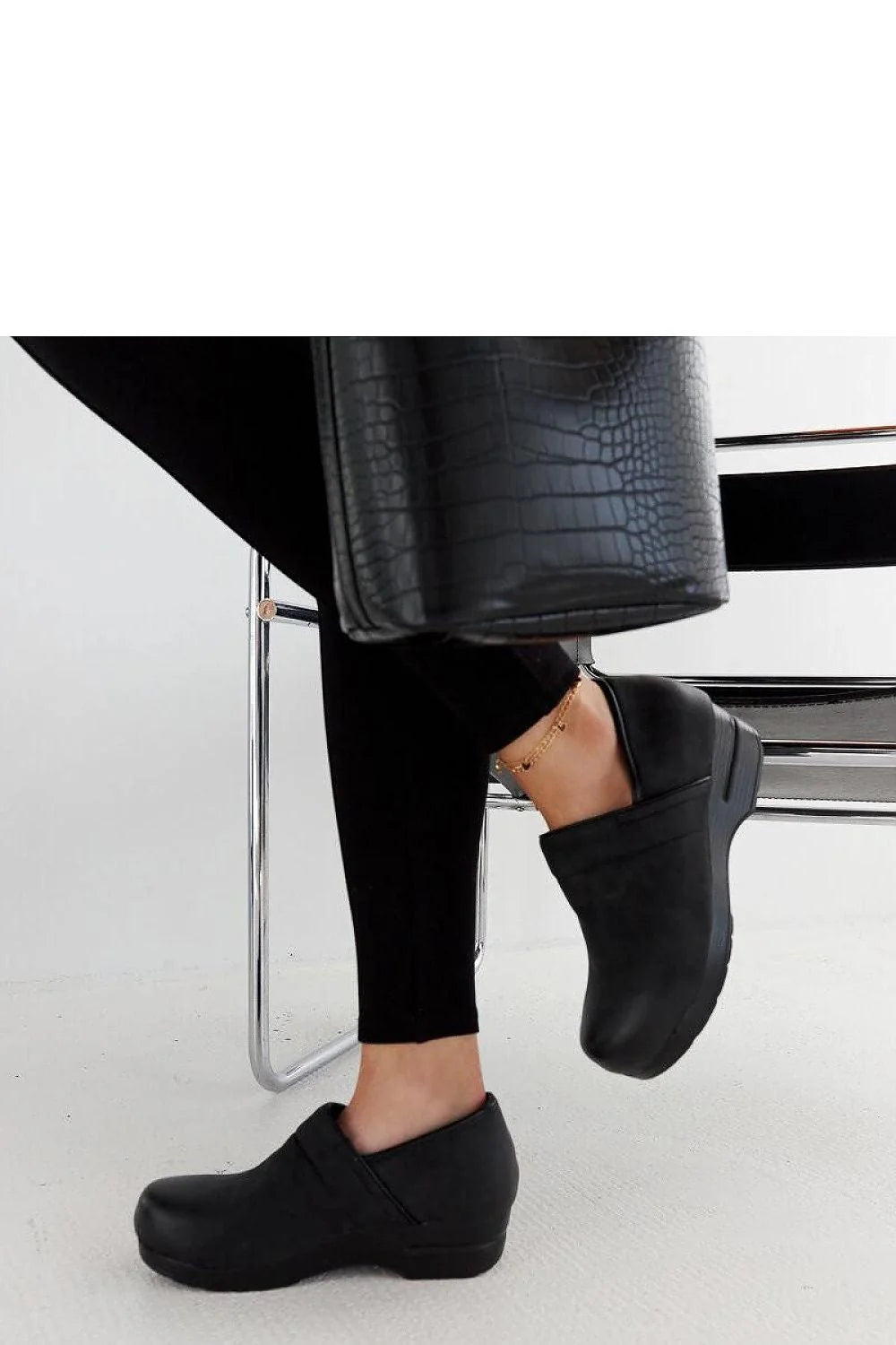 Chaussures basses modernes pour femmes en cuir synthétique noir mat, confortables et élégantes, style intemporel