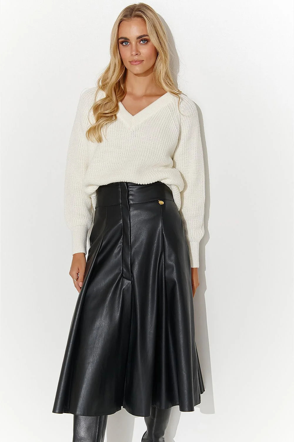 jupe midi cuir noir taille haute ceinture épaisse fente centrale plaque dorée coupe évasée plis structurés fermeture invisible bouton décoratif