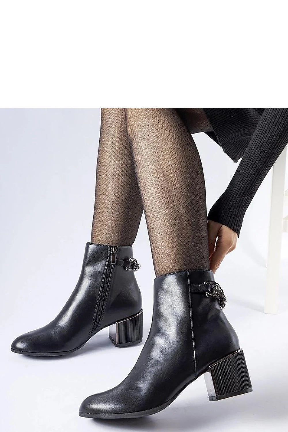 Bottes à talons élégantes en cuir noir pour femme, style moderne, coupe cheville, fermeture zip
