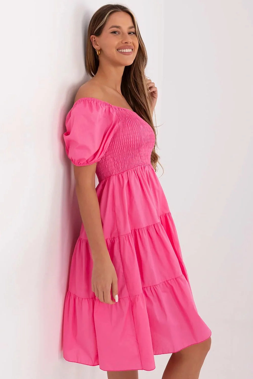 Robe d'été ample épaules nues rose vif longueur mi-cuisse silhouette trapèze moderne élégante robe féminine mode été Italy Moda