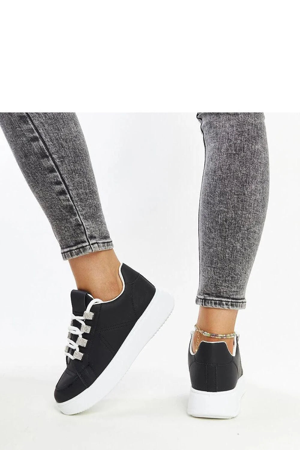 Baskets mode femmes design moderne épuré silhouette classique faible hauteur profil arrondi devant semelle épaisse amorti confort matériau synthétique durabilité entretien facile