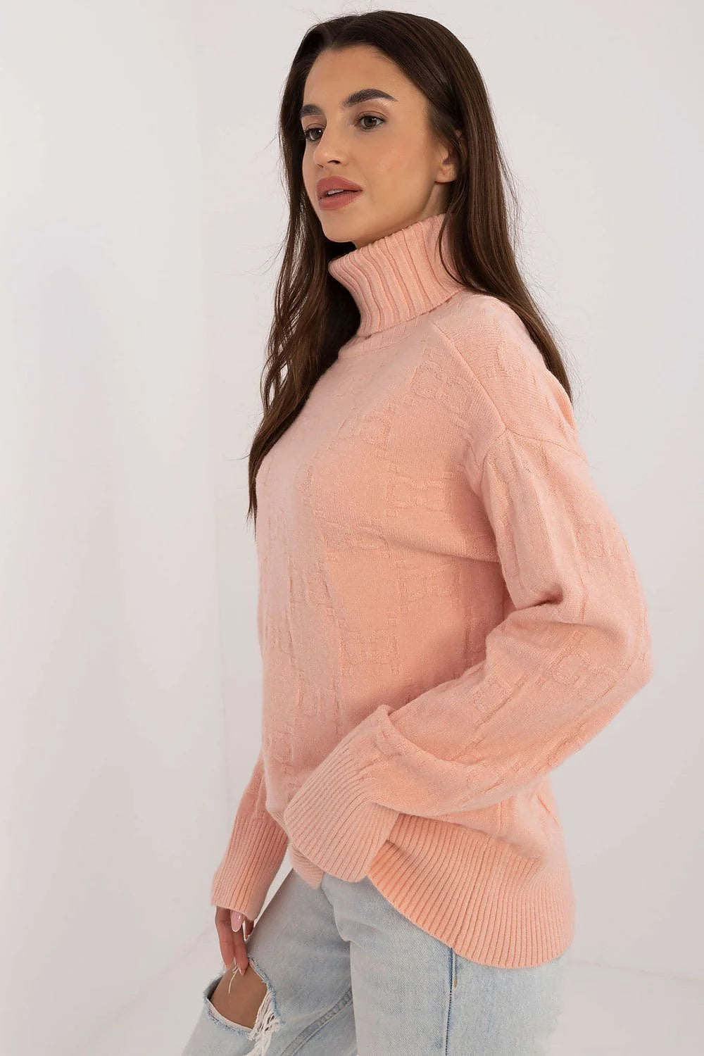 Pull femme col roulé coupe ajustée manches longues maille côtelée rose pêche matériaux doux et durables