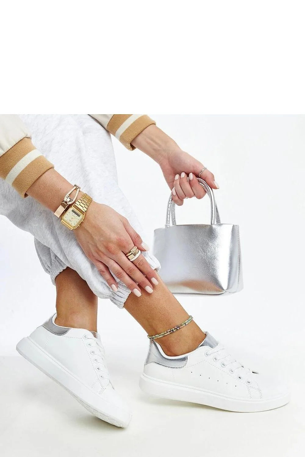 Baskets pour femmes modernes style sneakers blanc argenté cuir écologique semelle caoutchouc blanche taille ajustable