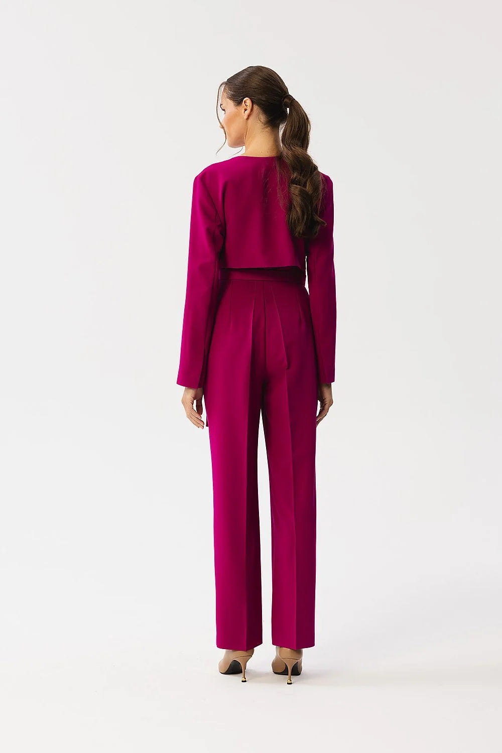 Combinaison femme élégante moderne fuchsia ajustée décolleté croisé ceinture métallique manches longues poches latérales