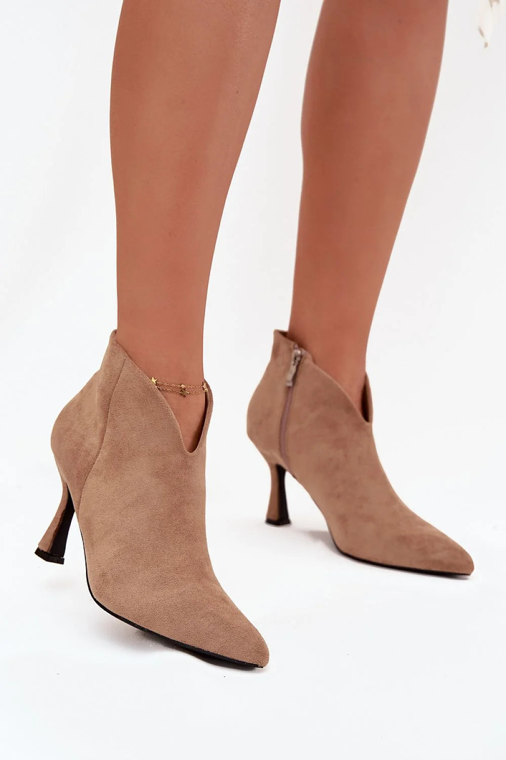 bottines cheville femme suédine écologique taupe bout pointu découpe asymétrique zip latéral talon fin sculpté semelle noire contrastée