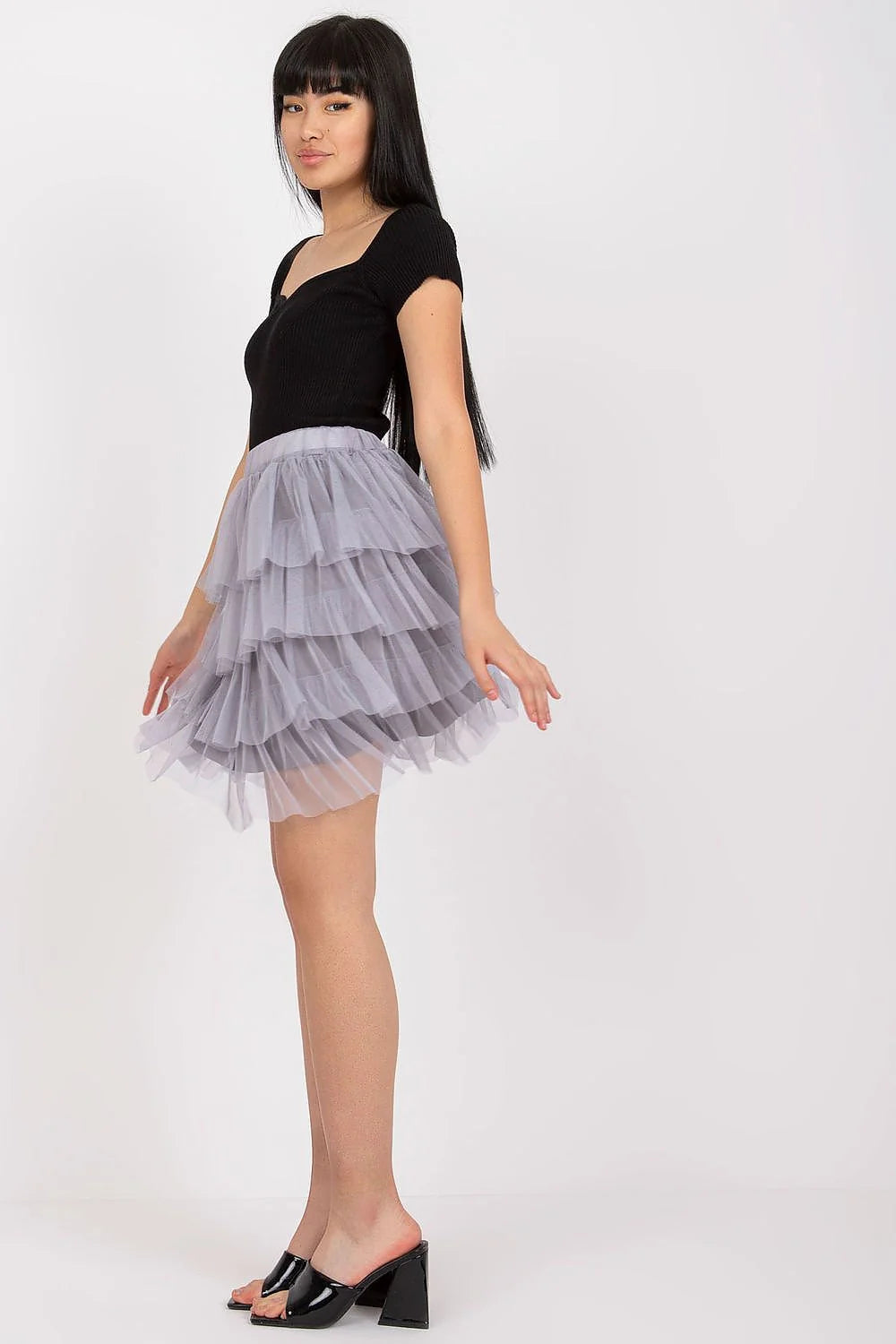 Ensemble femme haut ajusté en tricot manches courtes encolure cœur jupe tulle volants longueur midi couleur noire et gris clair