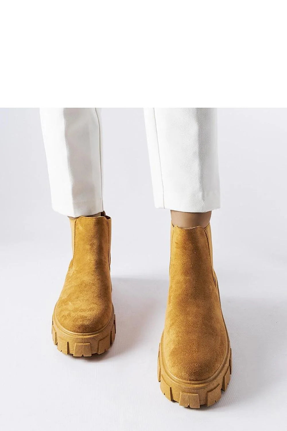 Bottines Chelsea pour femmes en suède couleur camel, design moderne, semelle en caoutchouc résistante, ajustement confortable autour de la cheville, parfaites pour l'automne et l'hiver